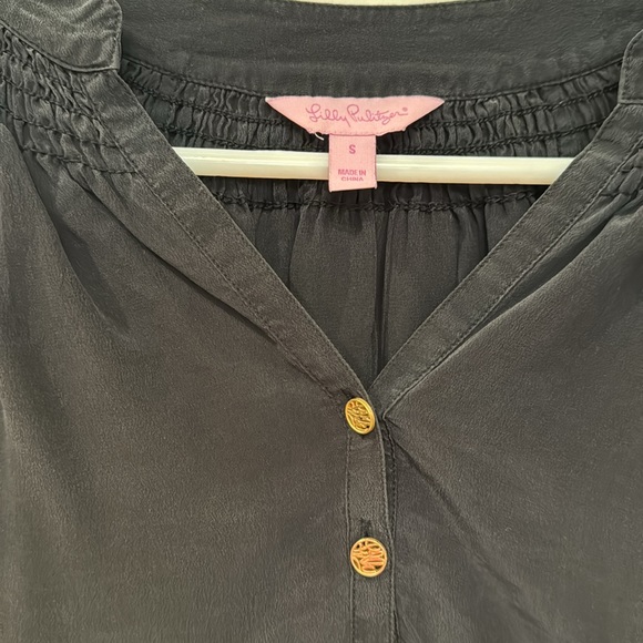 Lily Pulitzer silk Elsa top with rare gold adornments at sleeves. Small - Picture 3 of 4